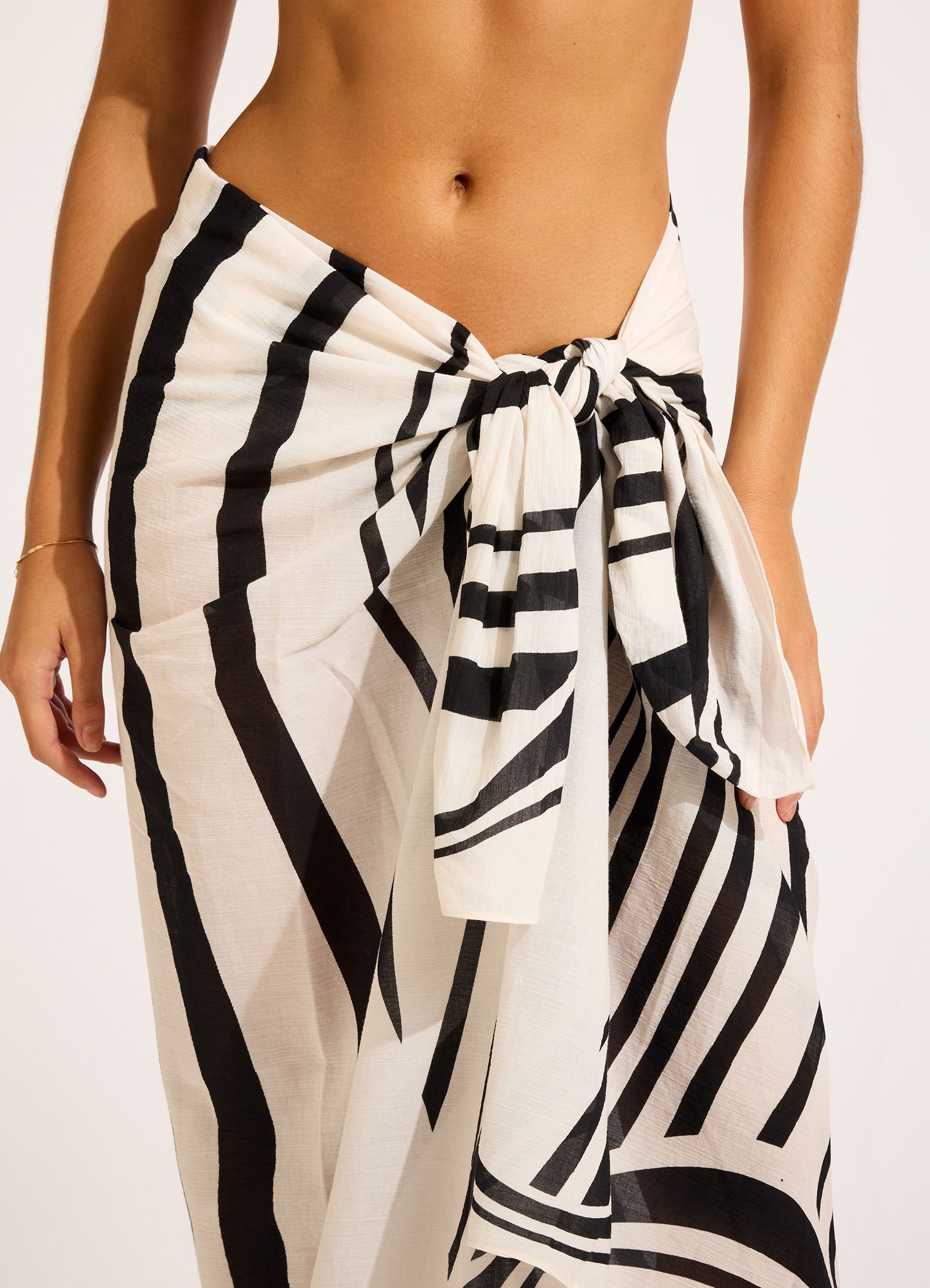 Coastline Sarong - Black view 4